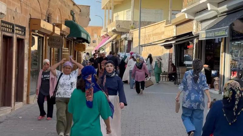 Termometrelerin 40 derecenin üzerinde gösterdiği Midyat’a, sıcağa rağmen turist akını