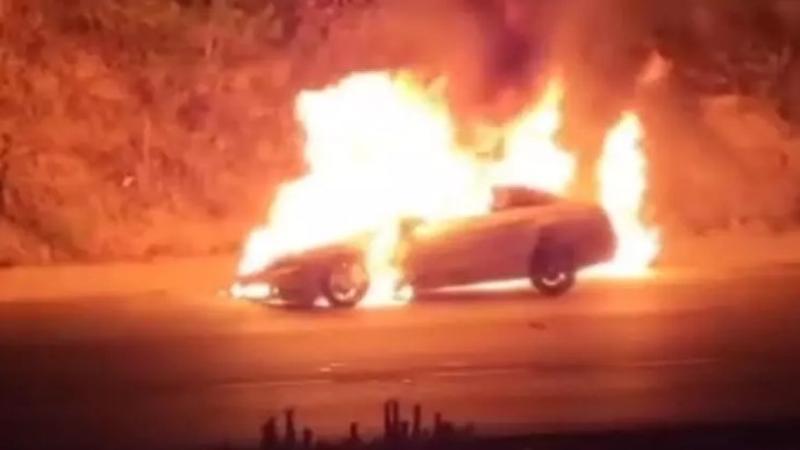 Tekirdağ’da seyir halindeki otomobil alev alev yandı