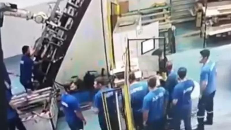 Feci iş kazası kamerada: Makine işçinin sırtına saplandı