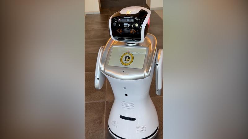 Türkiye'de ilk kez Demirören Medya ve Teknoloji Lisesi'nde açılan Yapay Zeka Bölümünü robot tanıtıyor