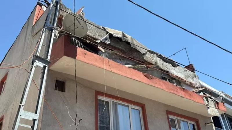Kağıthane’de balkonun çöktüğü anlar kamerada: Bina tahliye edilip mühürlendi
