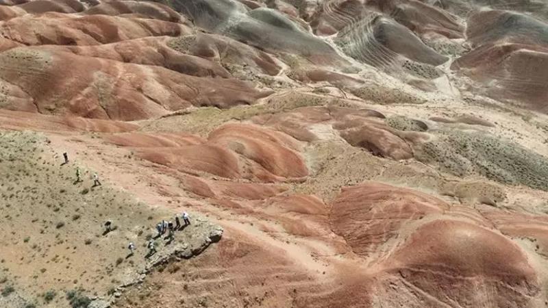 Mars'ı andıran 'Gökkuşağı Tepeleri' ziyaretçi akınına uğruyor!