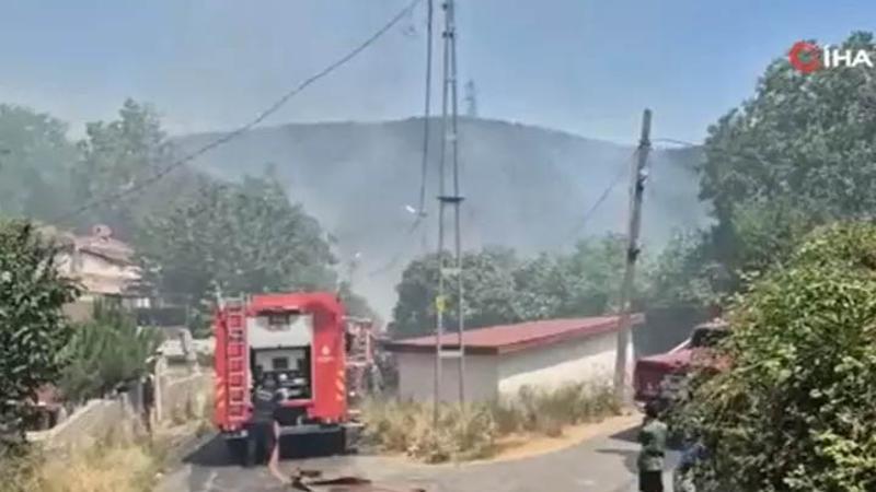 Sultangazi’de korkutan yangın: Otluk alanda çıkan yangın gecekondulara sıçradı