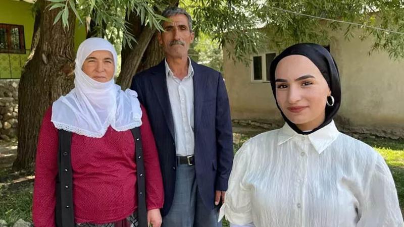 YKS sonrası kızını çiçeklerle karşılamıştı! Çimen, aldığı puan ile babasını gururlandırdı