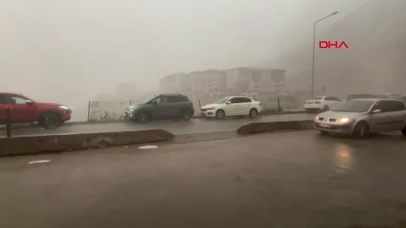 Artvin’de fırtına: Çatılar uçtu, masalar savruldu