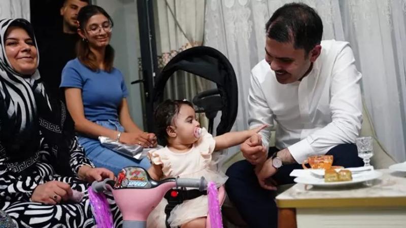 Bakan Kurum, yeni evlerine kavuşan depremzede aileye misafir oldu