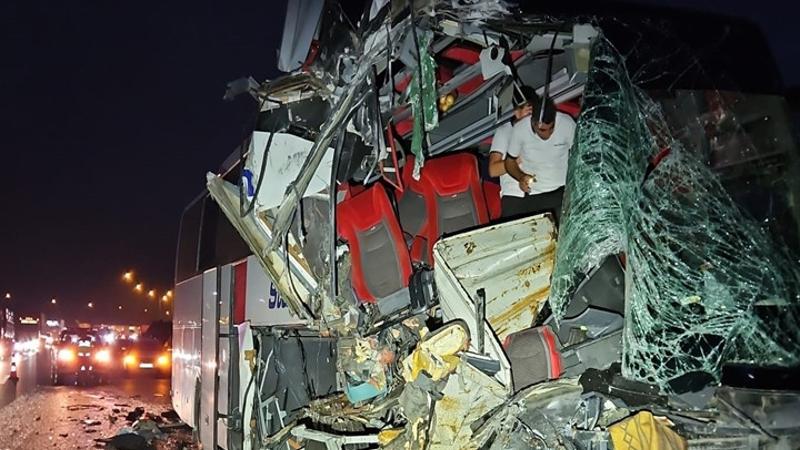 TAG Otoyolu Tarsus geçişinde yolcu otobüsü TIR'a arkadan çarptı; 9 yaralı