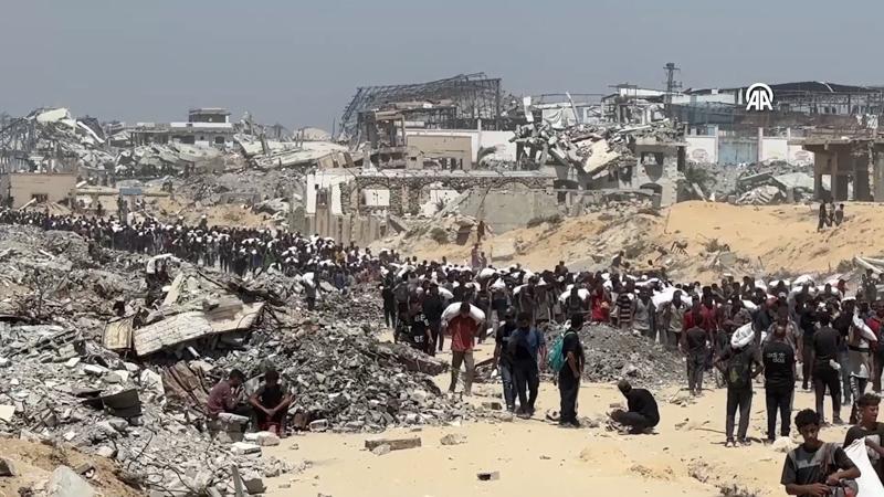 İsrail'in açlığa mahkum ettiği Gazzeliler'e un dağıtımı yapıldı