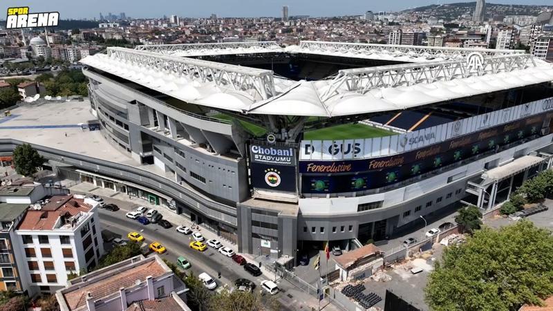 Fenerbahçe'nin yeni sponsoru Chobani'nin tabelaları stada asıldı