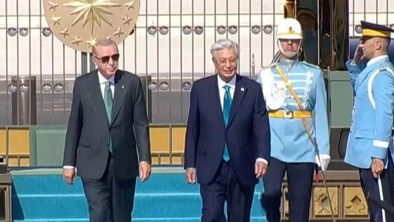Cumhurbaşkanı Erdoğan, Kazakistan Cumhurbaşkanı Tokayev'i törenle karşıladı
