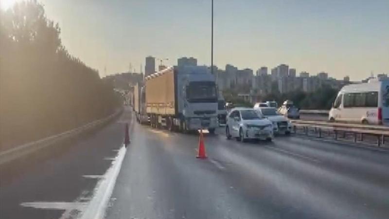Başakşehir TEM Otoyolu'nda kamyonet devrildi; trafik yoğunluğu oluştu