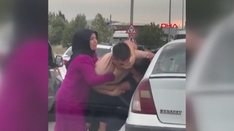 Trafikte tekmeli-yumruklu kavga kamerada