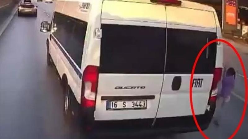 Otizmli çocuğa çarpmamak için sürücüsünün manevra yaptığı minibüs beton mikseriyle çarpıştı