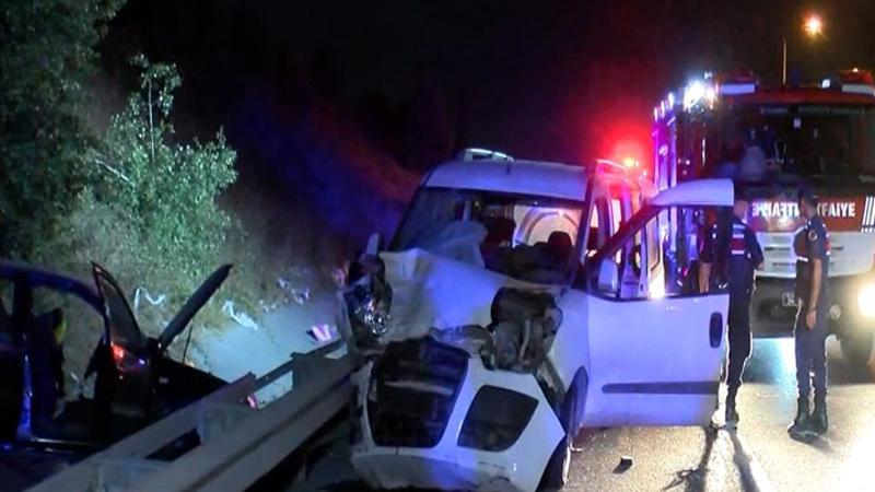 Eyüpsultan'da hafif ticari araç ile otomobil çarpıştı: 1'i ağır 2 yaralı