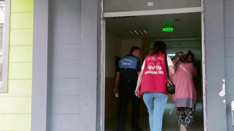 Hatay'da evlatlarıyla duygu sömürüsü yapan dilenci kadınlar yakalandı