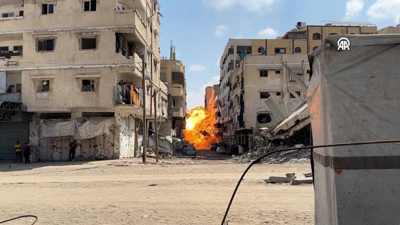 İsrail'in Gazze’de bir binaya yönelik saldırı anı görüntülendi
