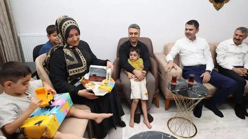 Bakan Kurum'dan depremzede aileye ziyaret