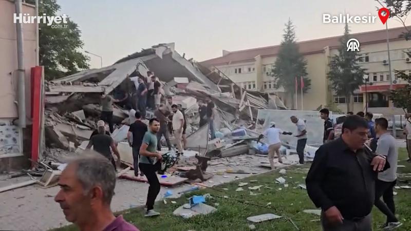 Balıkesir'de 6,1 büyüklüğünde deprem... Bir bina yıkıldı