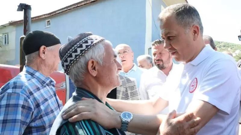 İçişleri Bakanı Ali Yerlikaya, Sındırgı'daki deprem bölgesinde incelemelerde bulundu