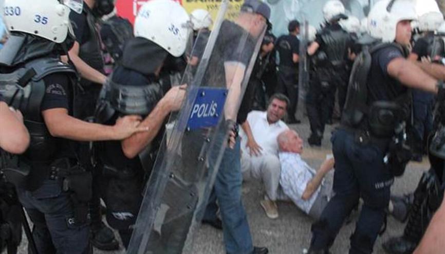 CHPli Yüksel polis tekmesini Meclise taşıdı