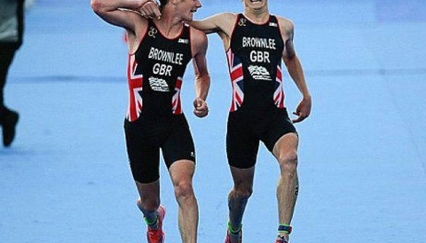 Yarışı kazanmak yerine fenalık geçiren kardeşini bitiş çizgisine kadar taşıdı