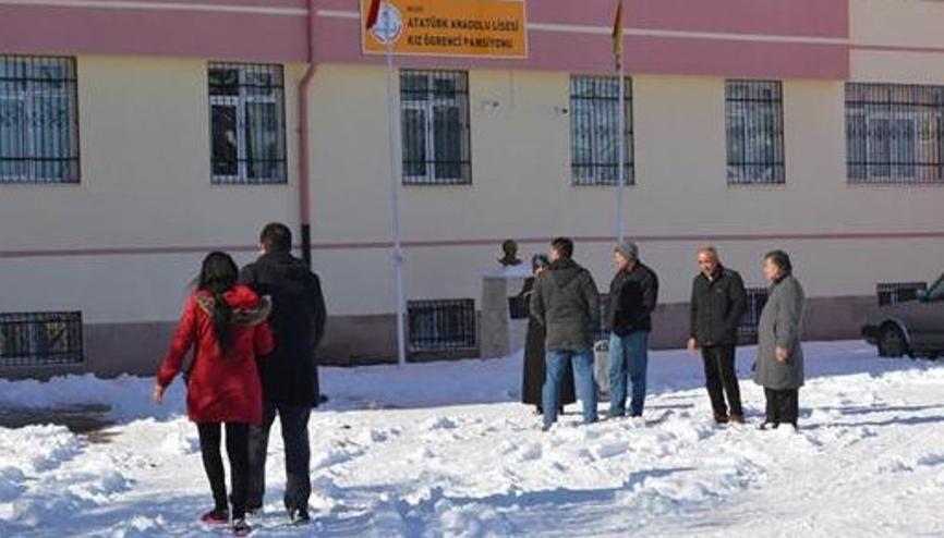 Öğrenci pansiyonunda asansöre sıkışarak öldü