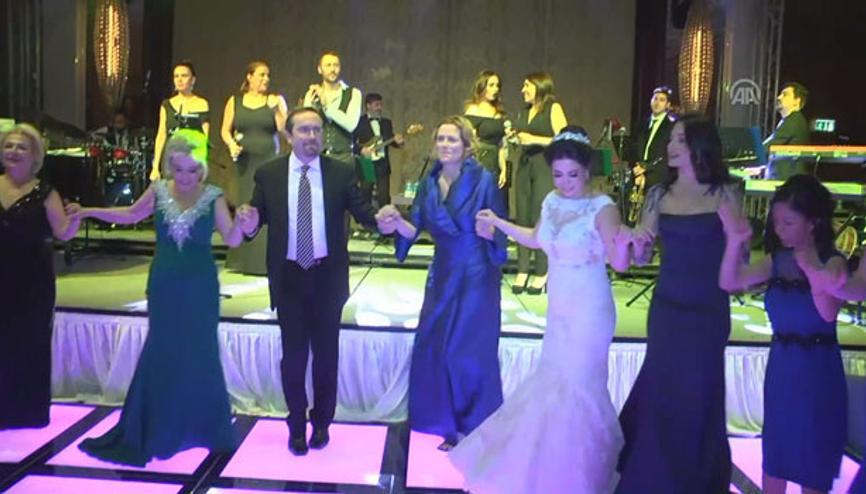 ABDnin Ankara Büyükelçisi John Bass eşiyle halay çekti