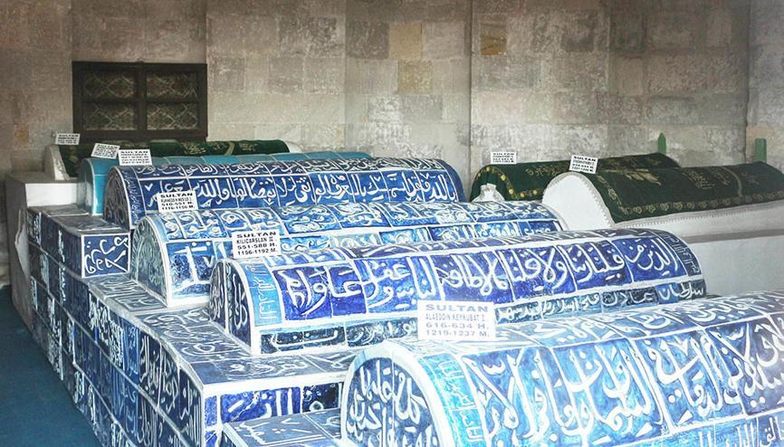 Türbede gizemli cenaze namazı Sultanların kemiklerini köpekler kaçırmış