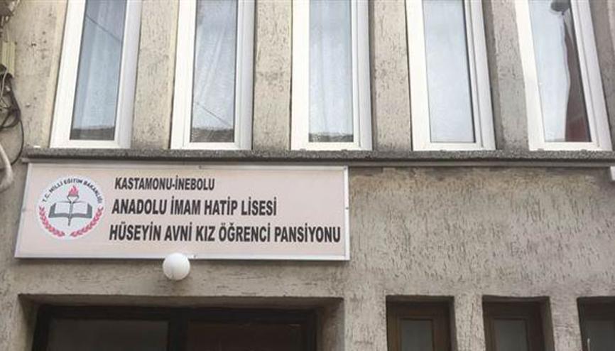 Akılalmaz olay Uyuyan kız öğrencinin ayağına çarpınca fark edildi