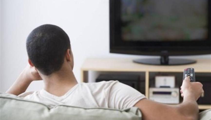 Семья смотрит телевизор картинки. People die tv. Семья у телевизора. Хорджун тв. Семья у телевизора.