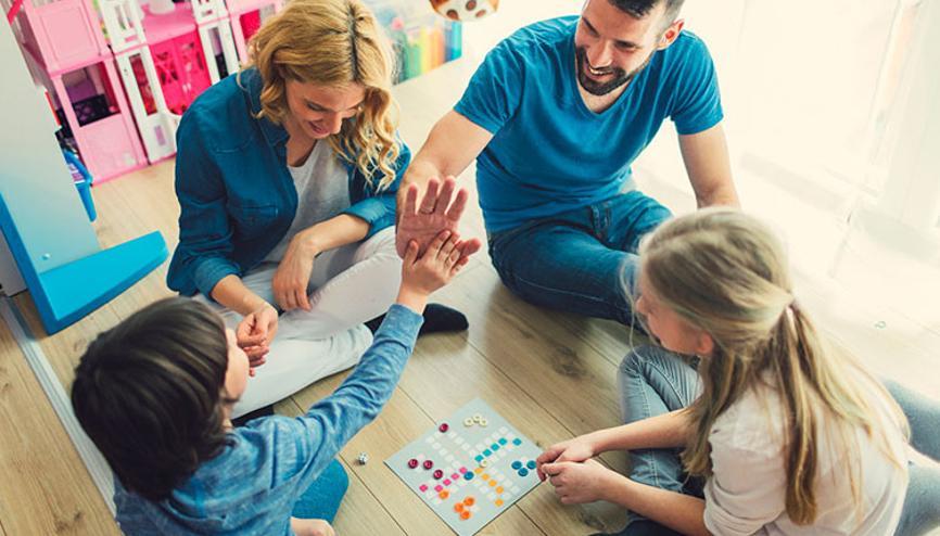 Руки с пазлами. Совместное рисование детей и родителей. Воспитатель с детьми. Хорошие отношения в коллективе. Совместно со.