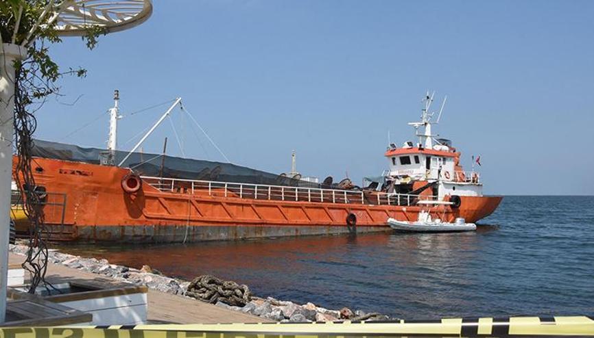 Batma tehlikesi olan tankerde yakalanan göçmenler, gruplar halinde toplanmış Batma tehlikesi olan tankerde yakalanan göçmenler, gruplar halinde toplanmış