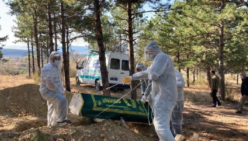Koronavirüsten ölen 5 kişi tabutlarıyla toprağa verildi