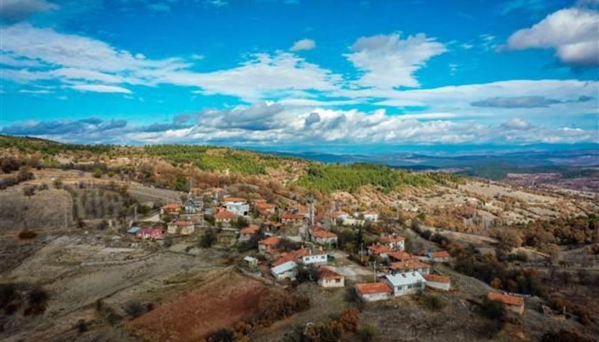 Salgın öncesi 4 kişinin yaşadığı dağ köyünün nüfusu 10 katına çıktı Salgın öncesi 4 kişinin yaşadığı dağ köyünün nüfusu 10 katına çıktı