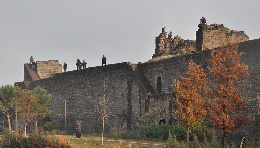 Koronavirüs ve düşme riskine rağmen surlarda fotoğraf çekiyorlar