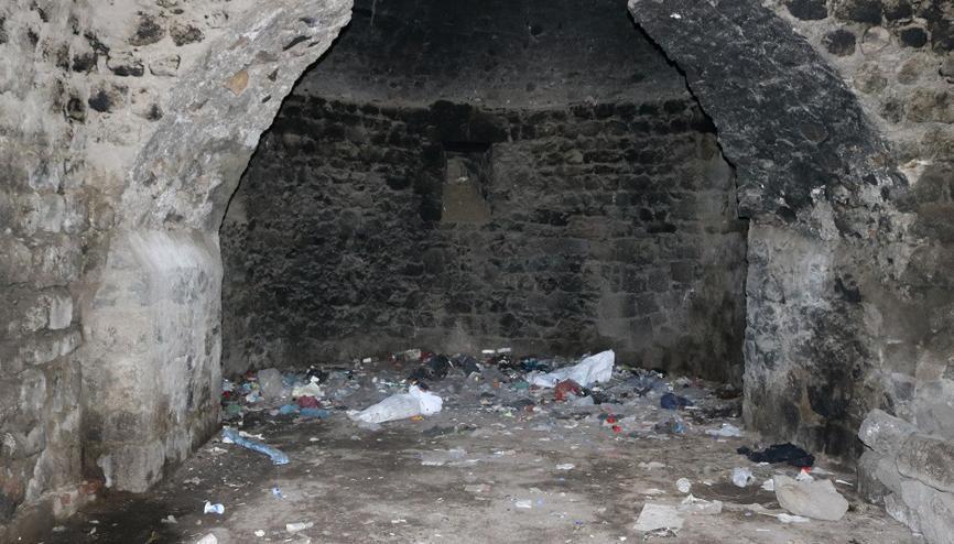 UNESCO Dünya Kültür Mirası Listesindeki Diyarbakır surlarının içi çöplükle dolu