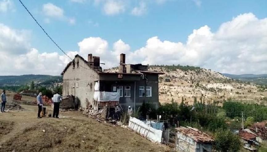 Kütahyada yıldırım düşen 2 katlı ev yandı
