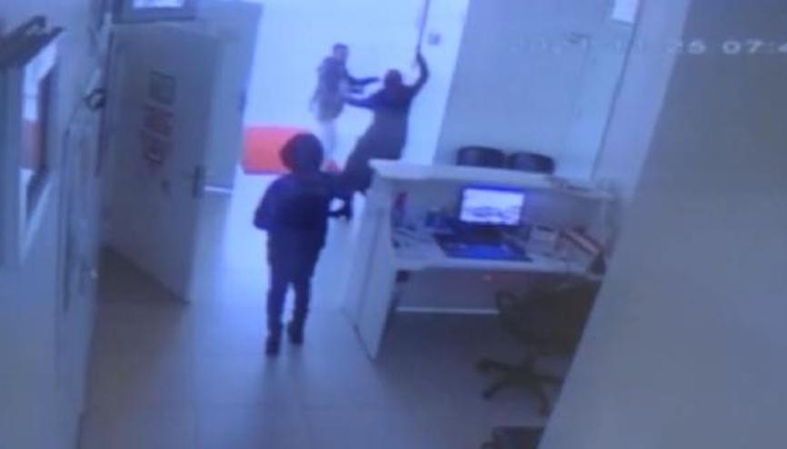 Kilo vermesi için uyaran doktoru bıçakla yaraladı