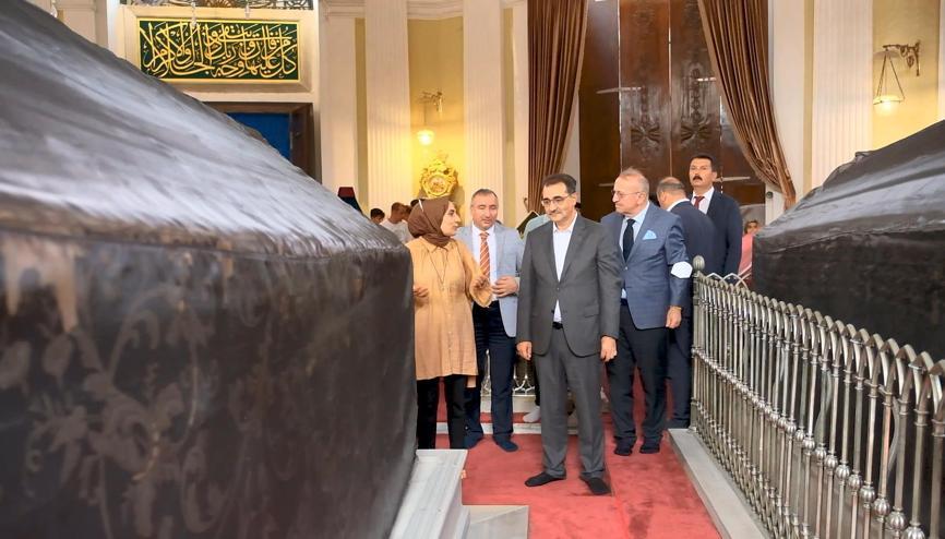 Bakan Dönmez II. Abdülhamidin türbesini ziyaret etti
