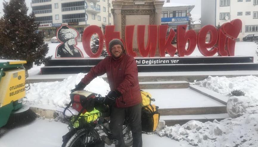 Alman gezgin bisikletiyle çıktığı dünya turunda 5 bin kilometre pedal çevirip Erzincan’a geldi