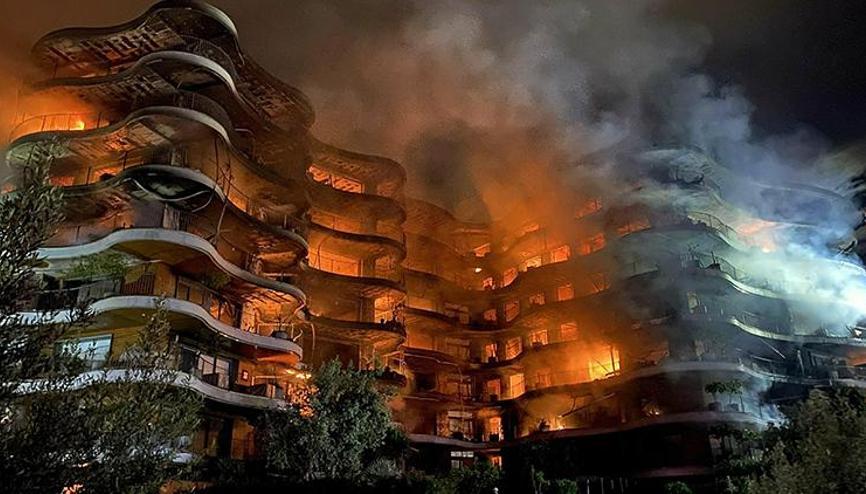 İzmirde lüks sitede çıkan yangında kundaklama ihtimali İzmirde lüks sitede çıkan yangında kundaklama ihtimali