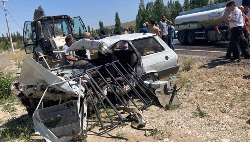 Niğdede feci kaza Minibüs ile otomobil çarpıştı: 2 ölü, 1 ağır yaralı Niğdede feci kaza Minibüs ile otomobil çarpıştı: 2 ölü, 1 ağır yaralı