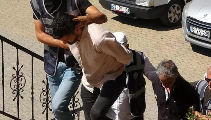 Aynı evde yaşadığı sevgilisinin parmaklarını satırla kesti Aynı evde yaşadığı sevgilisinin parmaklarını satırla kesti