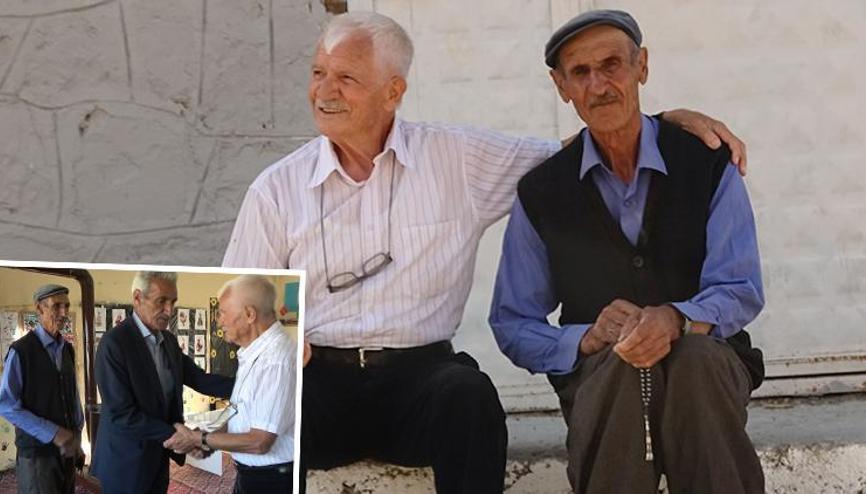 Zeki öğretmen, yarım asır sonra görev yaptığı köy okulunda öğrencileriyle buluştu Zeki öğretmen, yarım asır sonra görev yaptığı köy okulunda öğrencileriyle buluştu