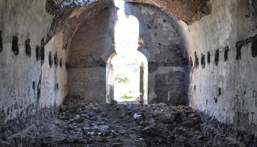 Karsta tepki çeken görüntü: Defineciler 150 yıllık kiliseyi talan etti Karsta tepki çeken görüntü: Defineciler 150 yıllık kiliseyi talan etti