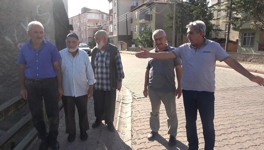 Kırıkkalede kötü kokuya burunlarını kapatarak belediyeye tepki gösterdiler Kırıkkalede kötü kokuya burunlarını kapatarak belediyeye tepki gösterdiler