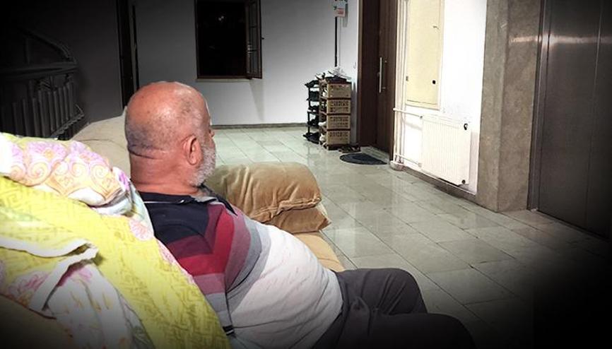 Bu kez ev sahibi sokakta kaldı Koltukta kalmaya başladı, gözü kiracısının kapısında Bu kez ev sahibi sokakta kaldı Koltukta kalmaya başladı, gözü kiracısının kapısında