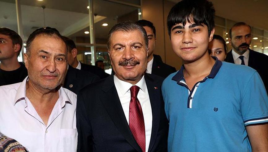 Bakan Kocadan kendisini örnek alıp tıp bölümünü kazanan gencin babasına: Ben onunla ilgileneceğim Bakan Kocadan kendisini örnek alıp tıp bölümünü kazanan gencin babasına: Ben onunla ilgileneceğim