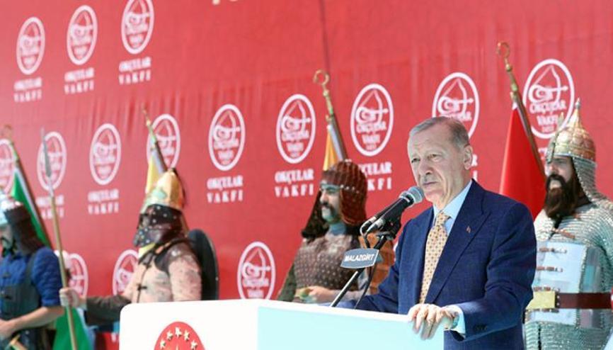 Malazgirt Zaferinin 952. yıl dönümü... Cumhurbaşkanı Erdoğan: Türkiye Yüzyılını inşa edeceğiz Malazgirt Zaferinin 952. yıl dönümü... Cumhurbaşkanı Erdoğan: Türkiye Yüzyılını inşa edeceğiz