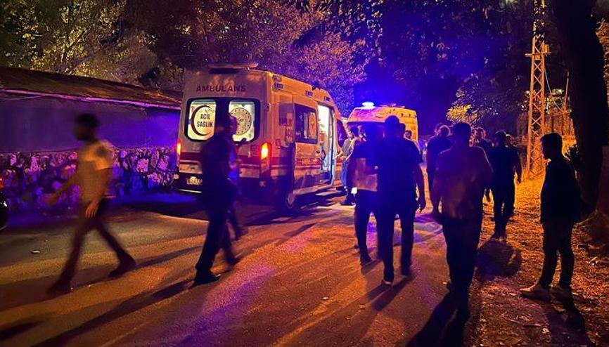 Eğlence mekanında müşterilerle çalışanlar arasında bıçaklı kavga: 9 yaralı, 4 gözaltı Eğlence mekanında müşterilerle çalışanlar arasında bıçaklı kavga: 9 yaralı, 4 gözaltı